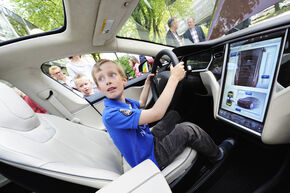 Even 'doen alsof' in de Tesla Model S. Foto | Bart van Overbeeke Even 'doen alsof' in de Tesla Model S. Foto | Bart van Overbeeke
