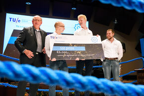 Jan Mengelers met de winnaars van T.E.S.T. Foto | Bart van Overbeeke
