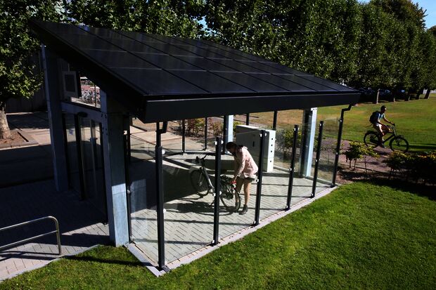 Zonnefietsenstalling eindelijk in gebruik
