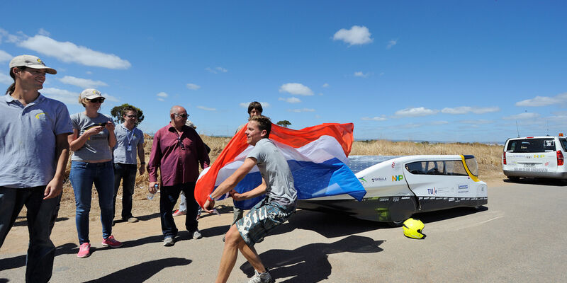 De ontlading bij het Solar Team Eindhoven is groot als de finish in Adelaide is bereikt l Foto: Bart van Overbeeke