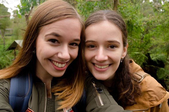 Annabel (links) en haar zus. Annabel (lnks) en haar zus.