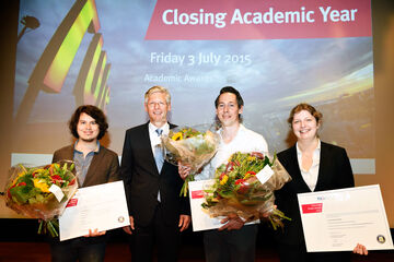 De winnaars met rector Frank Baaijens. Foto | Bart van Overbeeke