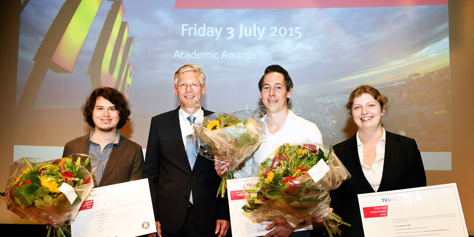 De winnaars met rector Frank Baaijens. Foto | Bart van Overbeeke