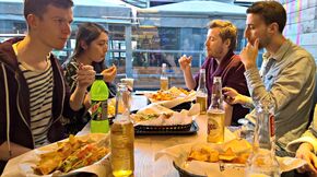 Aan tafel. Foto | Tim Gerth