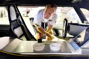 Technische keuring World Solar Challenge. Foto | Bart van Overbeeke