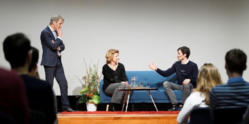 [Translate to English:] Lex Hoefsloot van Lightyear in gesprek met Marjan van loon, president directeur van Shell Nederland. Foto | Bart van Overbeeke