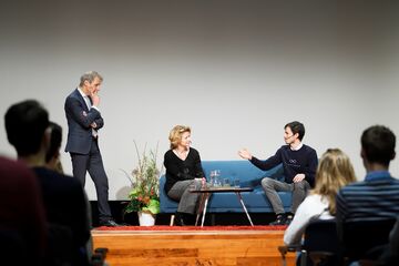 [Translate to English:] Lex Hoefsloot van Lightyear in gesprek met Marjan van loon, president directeur van Shell Nederland. Foto | Bart van Overbeeke