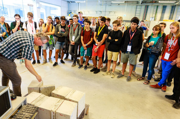 Students at the concrete printer. Photo | Bram Saeys