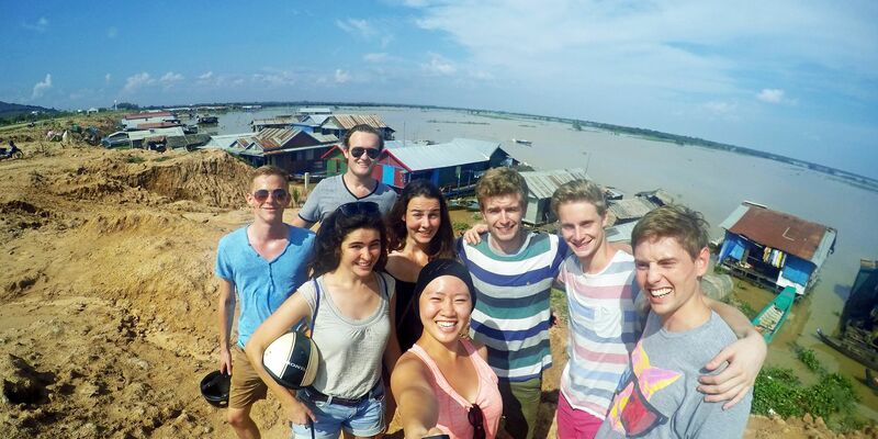 Met de vriendengroep in Cambodja. Evelien staat achteraan in het midden.