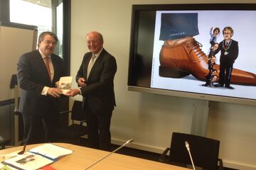 Jan Mengelers (rechts) overhandigt het cahier aan Wim van de Donk.