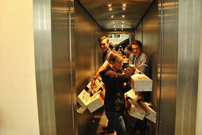 In de lift. In de lift.
