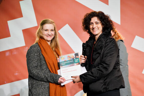 Wendy Olsder (links) krijgt haar prijs. Foto | Bart van Overbeeke