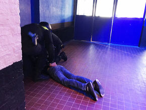 Aanhouding van een van de daders in de Bunker. Aanhouding van een van de daders in de Bunker.