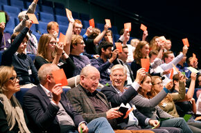 Stemmen met rood of groen papier. Foto | Bart van Overbeeke