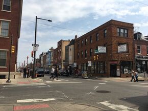 Zomerse dag in Philadelphia. Er liggen nog steeds bergjes sneeuw. van de grote storm.