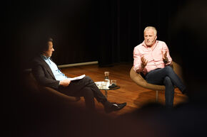 Peter R. de Vries (rechts) in gesprek met Lucas Asselbergs. Foto | Bart van Overbeeke