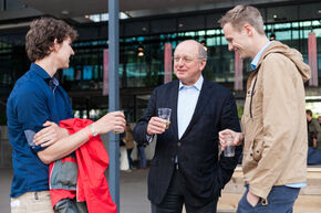 Ook collegevoorzitter Jan Mengels (midden) kwam even luisteren. Foto | Bart van Eijden
