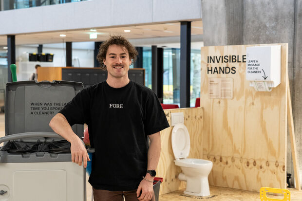 Student vraagt met masterproject aandacht voor schoonmakers