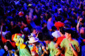 Studenten bij optreden Yellow Claw. Foto l Bart van Overbeeke