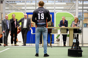 Bij Tech United. Foto | Bart van Overbeeke