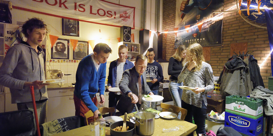 Aanschuiven bij 'Ons Klooster'. Foto | Bart van Overbeeke