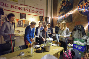 Aanschuiven bij 'Ons Klooster'. Foto | Bart van Overbeeke