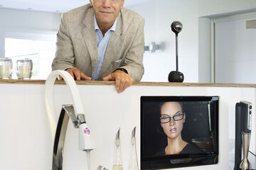 Cees Midden in ‘The Smartest Dwelling of the Netherlands’. The lady in the display influences the resident’s water consumption through facial expressions. Photo | Bart van Overbeeke