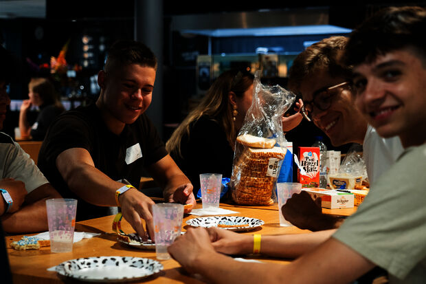 Internationale studenten proeven typisch Nederlands eten