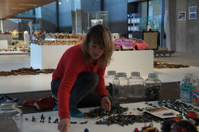 De opbouw van de expositie Collector's Items. Foto | Hetty de Groot