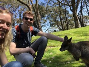 Job Nijhuis  (rechts) en Marly Wouters (links) in Cleland Wildlife park in de Adelaide Hills. Foto | privéarchief Marly.  