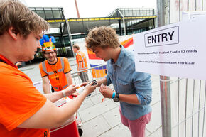 Pascontrole: alleen TU/e-studenten kwamen erin. Foto | Bart van Eijden Pascontrole: alleen TU/e-studenten kwamen erin. Foto | Bart van Eijden