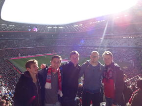 Hielke (tweede van links) met vrienden in de Allianz Arena bij FC Bayern – Hamburger SV.