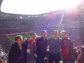 Hielke (tweede van links) met vrienden in de Allianz Arena bij FC Bayern – Hamburger SV. Hielke (tweede van links) met vrienden in de Allianz Arena bij FC Bayern – Hamburger SV.