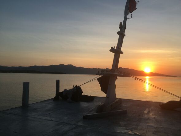 Genieten van de zonsopgang vanaf onze boot, waarmee we vervolgens naar Komodo Island (op de foto te zien) varen. Foto | Privé-archief Isabelle Linders