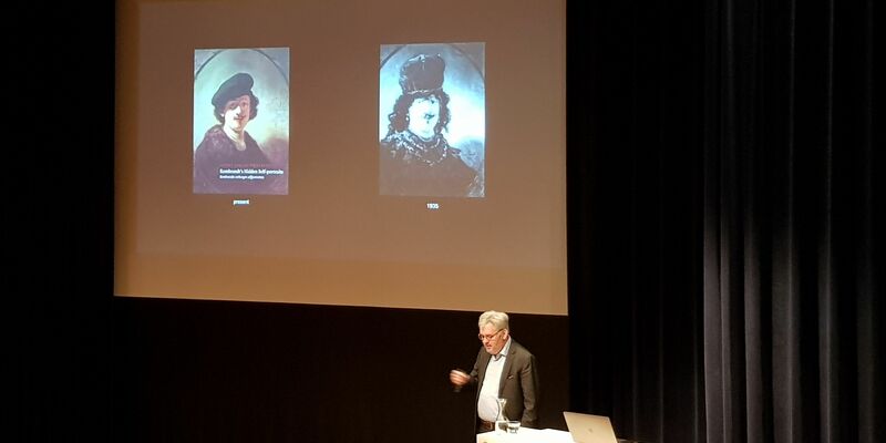 [Translate to English:] De Delftse hoogleraar Joris Dik legt uit wat in de loop der jaren is toegevoegd aan het zelfportret van Rembrandt. Foto | Han Konings