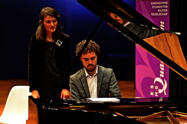 Piano master class: a dancing lesson for the wrists 