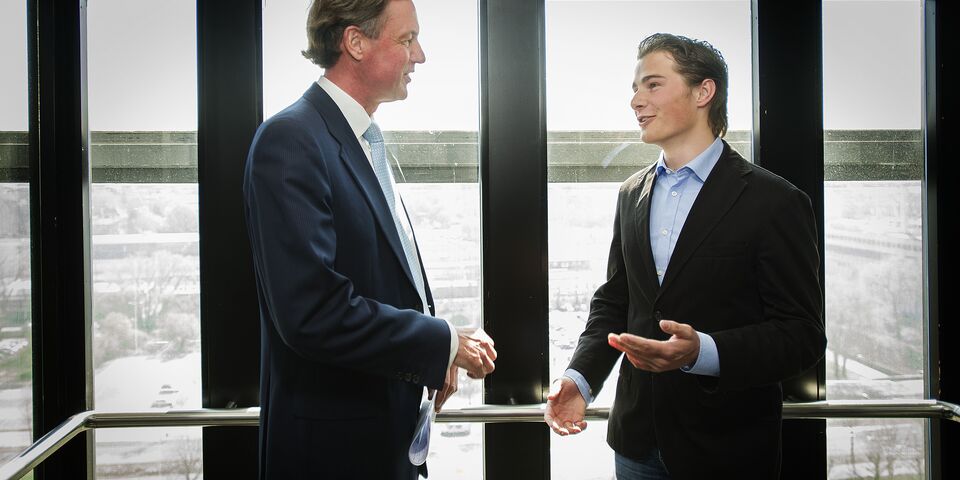 Nick van der Weijden (rechts) in gesprek met TU/e-bestuursvoorzitter Arno Peels.