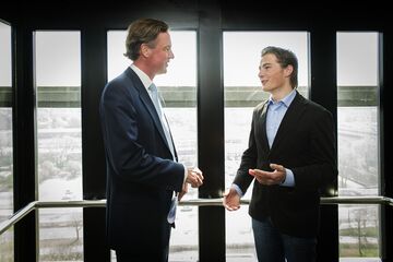 Nick van der Weijden (rechts) in gesprek met TU/e-bestuursvoorzitter Arno Peels.
