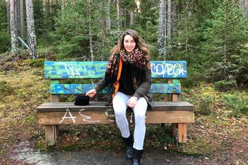 Marissa Damink op een bankje in Finland. Foto | Privé-archief Marissa Damink