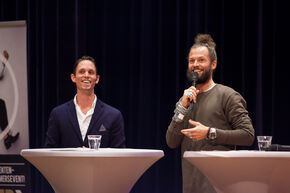 Dagvoorzitter Rudy van Beurden (links) met Job Smeltzer (alias dj La Fuente). Foto | Bart van Eijden