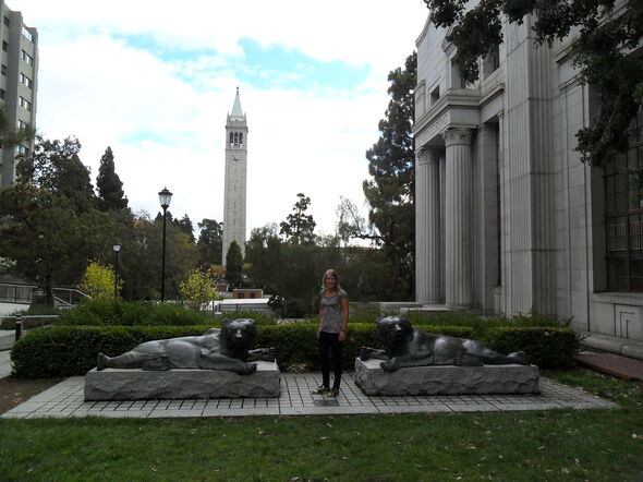 Annella Slob bij het Engineering gebouw, tussen de beren van Berkeley en op de achtergrond de Campanile.