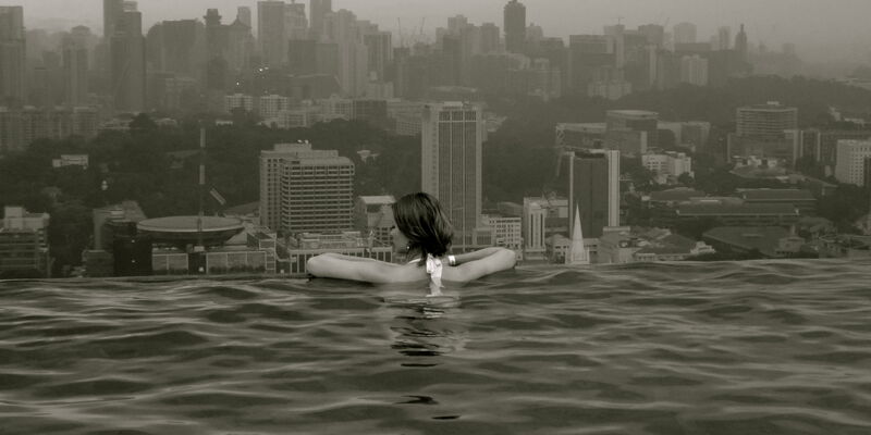 Marieke Oosterbaan in 'the Infinity Pool' van Marina Bay sands.