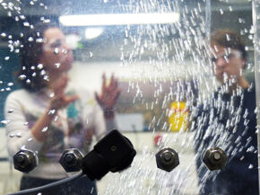 Scholieren in het lab bij Letícia Pezzi Martins.