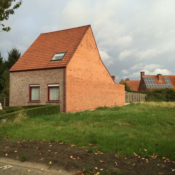 Provisional wall. Photo | Facebook Ugly Belgian Houses