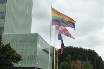 De regenboogvlag wapperde vandaag op de campus ter ere van de Coming Out Day.