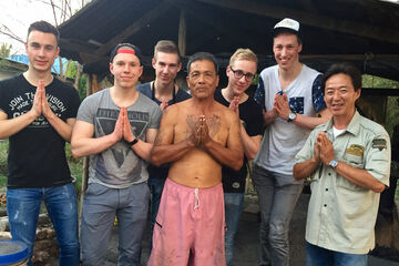 Team Wood Vinegar met twee Thaise boeren.