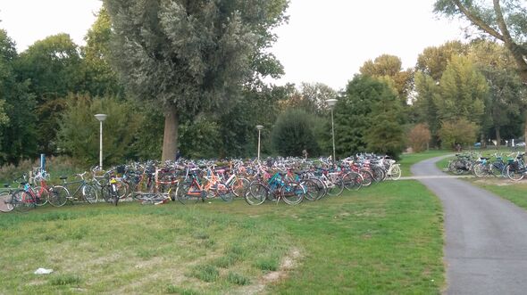 Ook bij het bruggetje naar de tennisvelden komen meer fietsenrekken. Foto | Norbine Schalij 