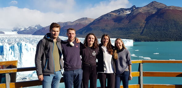 Jasper (links) bij de gletsjer Perito Moreno in Patagonië. Foto | Privéarchief Jasper Loeff