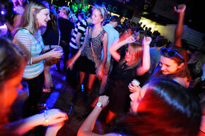 Swinging ladies op het NaTentamenFeest. Foto | Bart van Overbeeke