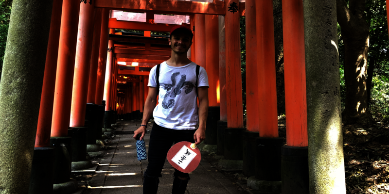 Een aantal van de vele rode poorten die bij de Fushimi Inari Taisha tempel staan. Foto | Privé-archief Ralf Mackenbach